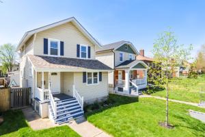 ein großes weißes Haus mit einem Garten in der Unterkunft Modern 3BR w Yard Garage in Columbus
