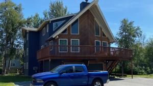 ein blauer LKW, der vor einem Haus parkt in der Unterkunft Midnight Sun - Near Airport and Shopping in Anchorage