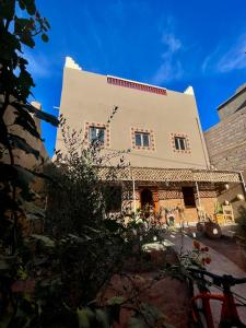 ein großes weißes Gebäude mit blauem Himmel im Hintergrund in der Unterkunft Dar Zitoune - Authentic Stay in Tagounite in Tagounite