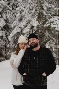 Una donna e un uomo in piedi nella neve di Zen House 7 - Villas & Spa a Morin-Heights