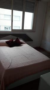 Ένα ή περισσότερα κρεβάτια σε δωμάτιο στο Departamento al frente