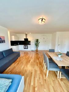 Kuchyň nebo kuchyňský kout v ubytování Modern Spacious Apartment with Free Parking