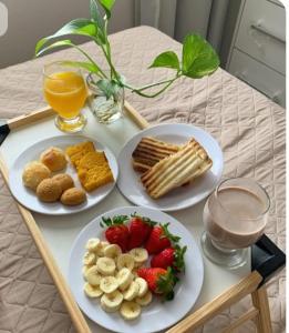 ein Tablett mit drei Teller Essen auf einem Tisch in der Unterkunft Hotel Gold - Brasília in Brasilia