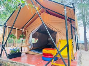 una tienda de campaña con un montón de objetos coloridos dentro en Khu Camping & Homestay Ven Biển, en Ấp Phước Tĩnh