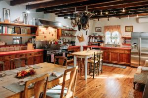 Kuchyň nebo kuchyňský kout v ubytování Lansdowne Manor + 30 fotografií