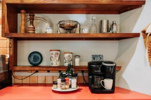 Příslušenství pro přípravu čaje a kávy v ubytování Lansdowne Manor