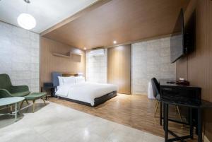 TV a/nebo společenská místnost v ubytování Jeonju Hotel I