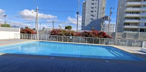 ein Schwimmbad auf dem Dach eines Gebäudes in der Unterkunft DEPARTAMENTO EN LA SERENA in La Serena