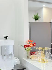 a counter with wine glasses and flowers on it at Jaegun Pool VIlla Aonang in Ao Nam Mao +35 photos