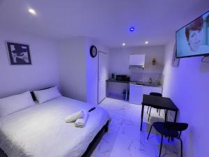 Ένα ή περισσότερα κρεβάτια σε δωμάτιο στο Confort Appart 1