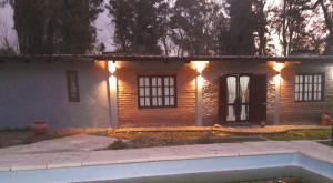 een huis met lichten aan de voorkant bij Rincón de Nina in Tanti