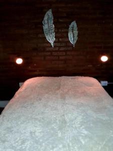 een bed bedekt met sneeuw in een kamer met lichtjes bij Rincón de Nina in Tanti