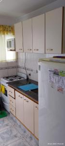 Η κουζίνα ή μικρή κουζίνα στο Duplex Mar del tuyu