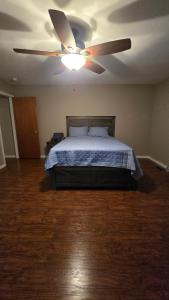 Ένα ή περισσότερα κρεβάτια σε δωμάτιο στο Peaceful Nampa Retreat