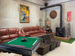 ein Wohnzimmer mit einem Sofa und einer Tischtennisplatte in der Unterkunft Lost in Memory in Sanxing Township
