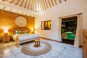 Postel nebo postele na pokoji v ubytování Villa Amsa - Tropical Paradise in Seminyak Center + 22 fotografií