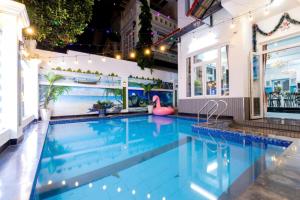 una piscina con un cisne rosa en un edificio en Villa Hồ Bơi Vũng Tàu Gần Biển - A21 - Free Bida - Phòng Karaoke Máy Lạnh, en Vung Tau 42 fotos más