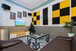 una sala de estar con un sofá y una mesa en Villa Hồ Bơi Vũng Tàu Gần Biển - A21 - Free Bida - Phòng Karaoke Máy Lạnh, en Vung Tau