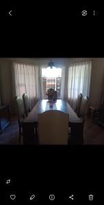 ein Esszimmer mit Tisch und Stühlen und einem Fenster in der Unterkunft Maschwitz casa del agua in Maquinista Savio + 27 Fotos