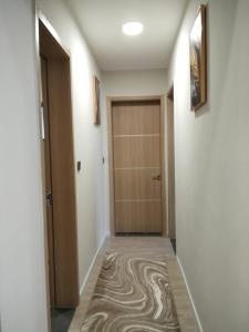 Un pasillo con una puerta y una alfombra en el suelo. en Lex Place Syokimau, en Syokimau 15 fotos más