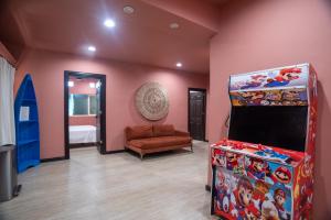 a room with a room with a tv and a couch at Rosarito Rosé in Las Gaviotas