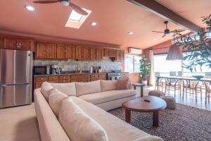 a living room with a couch and a kitchen at Rosarito Rosé in Las Gaviotas
