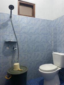 Koupelna v ubytování Batukaras beach hill