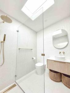 een badkamer met douche, toilet en wastafel bij The Summer House in Long Jetty
