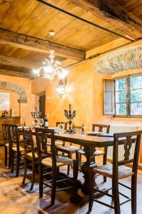 une salle à manger avec une grande table et des chaises en bois dans l'établissement Nature Retreat In Garfagnana, à San Romano