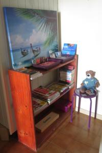 TV/trung tâm giải trí tại LOGEMENT REZ DE JARDIN A 4mn DES PLAGES