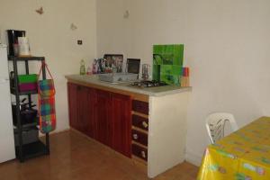 Nhà bếp/bếp nhỏ tại LOGEMENT REZ DE JARDIN A 4mn DES PLAGES +14 ảnh