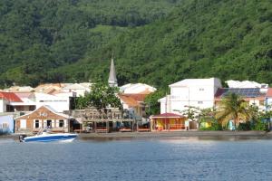 a small town on the shore of a body of water at LOGEMENT REZ DE JARDIN A 4mn DES PLAGES in Case-Pilote