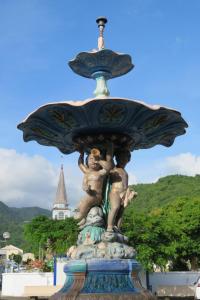 a statue of two people on top of a umbrella at LOGEMENT REZ DE JARDIN A 4mn DES PLAGES in Case-Pilote +14 photos