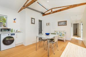 Kuchyň nebo kuchyňský kout v ubytování MCKE129 - Classic Kiwi Bach Escape