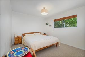 Postel nebo postele na pokoji v ubytování MCKE129 - Classic Kiwi Bach Escape