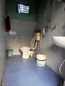 une salle de bains avec toilettes et lavabo dans l'établissement peace guesthouse cottage, à Pokhara 75 autres photos