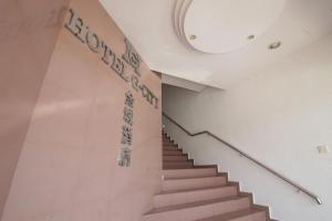 una escalera en un edificio con un cartel en la pared en Gcity hotel, en Teluk Intan