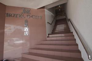 una escalera en un edificio con un letrero en Gcity hotel, en Teluk Intan 113 fotos más