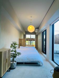 Postel nebo postele na pokoji v ubytování Newly opened! Shibuya Mishuku Sky Terrace