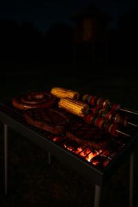 Gril dostupný pro hosty v kempu