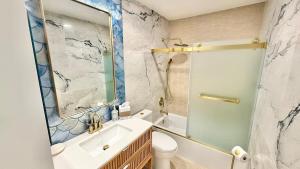 Koupelna v ubytování Location! Location! Location! Walk Everywhere! + 34 fotografií