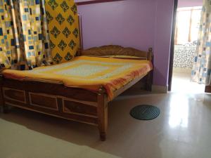 a small bed in a room with at Swpnaneer home stay in Shānti Niketan