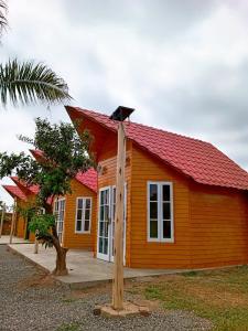 ウアラルにあるMandarhemia Clubの赤屋根の小さなオレンジ色の家