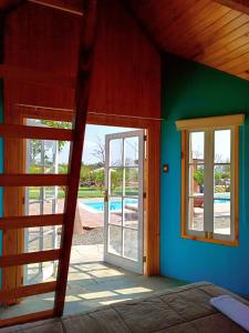 ウアラルにあるMandarhemia Clubのプールのある部屋への開いたドア