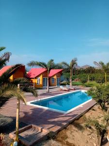 ウアラルにあるMandarhemia Clubのヴィラ(家の前にスイミングプール付)