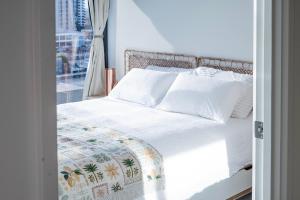 Postel nebo postele na pokoji v ubytování The Solace - Urban Retreat in Adelaide CBD