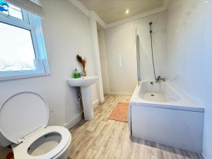 Ένα μπάνιο στο Quite Contractor Stay with Private Driveway +18 φωτογραφίες