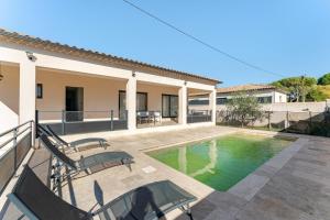 a villa with a swimming pool and a patio at L'Oasis de Saint-Quentin in Saint-Quentin-la-Poterie