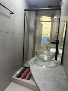 a bathroom with a bowl sink in a shower at Oxx Quarto Terra in Congonhas