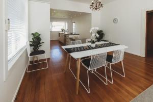 une cuisine et une salle à manger avec une table et des chaises dans l'établissement Ropiha Retreat - close to Fitzroy Beach paradise, à New Plymouth